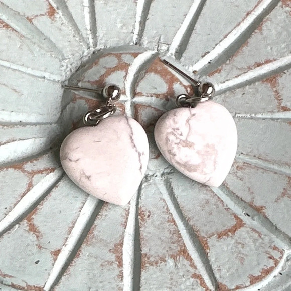 Chunky howlite hearts in silver/ patience and tenderness healing crystal - Picture 2 of 5